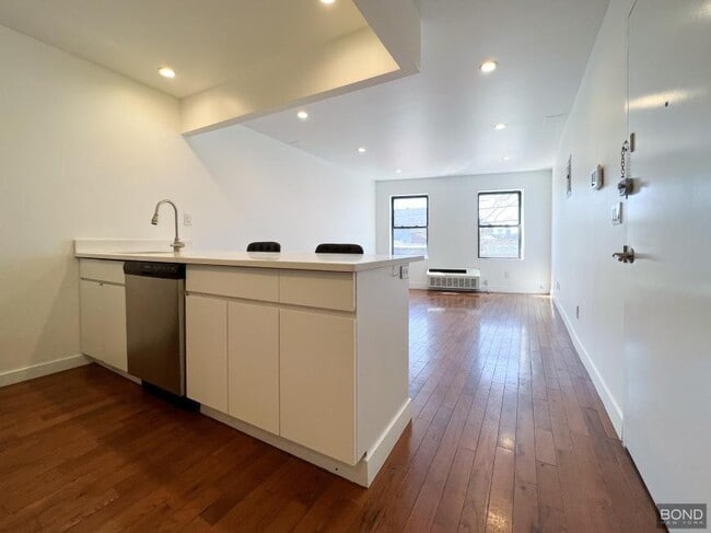 1 bedroom in Queens NY 11101 - 1 bedroom in Queens NY 11101 Condo Unit 2R