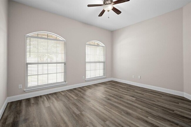 Photo - 18820 Edinburgh Castle Rd