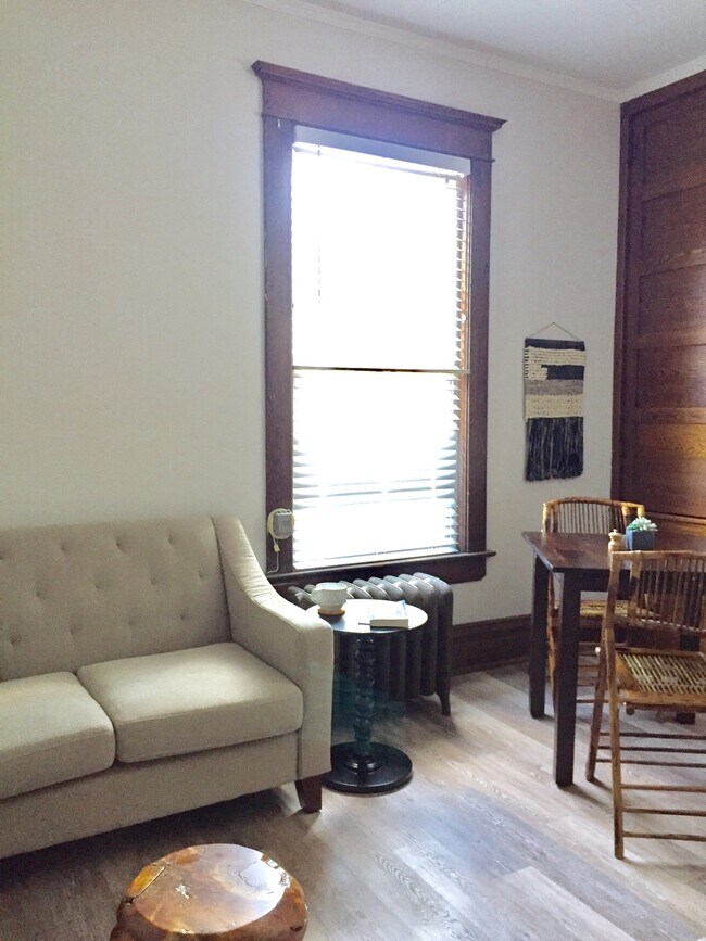 Room to enjoy morning coffee, eat-in, or get some work done with lots of natural light (staged) - 350 Cobun Avenue Unidad Apt 2