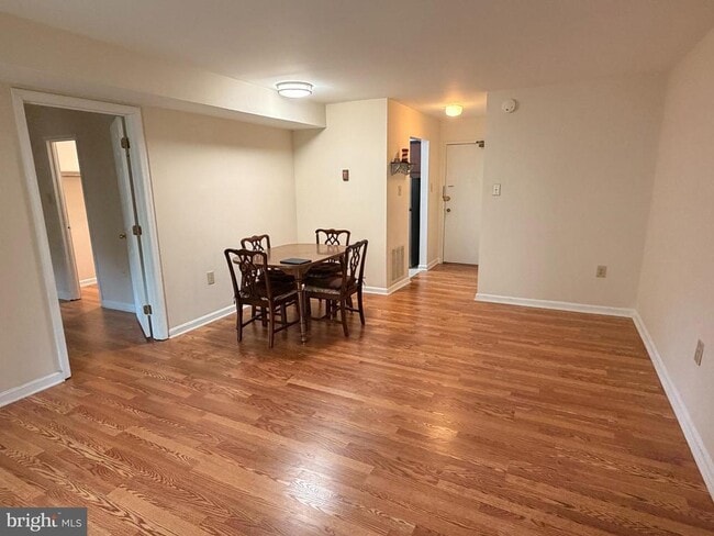 Building Photo - 21 Canterbury Square Unit 102
