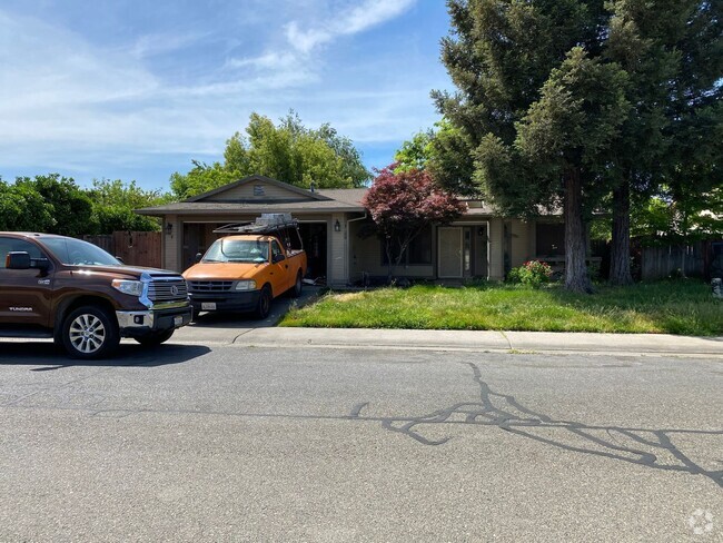 Building Photo - QUIET NEIGHBORHOOD SINGLE STORY HOME 4 BED...