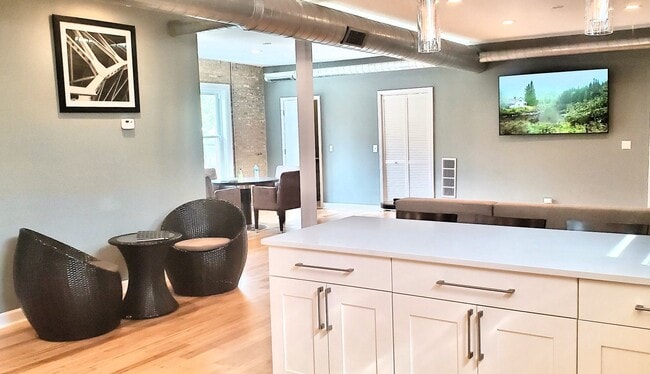 Photo - 617 E 67th St Unidad 2