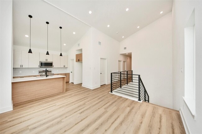 Photo - 932 South Ln