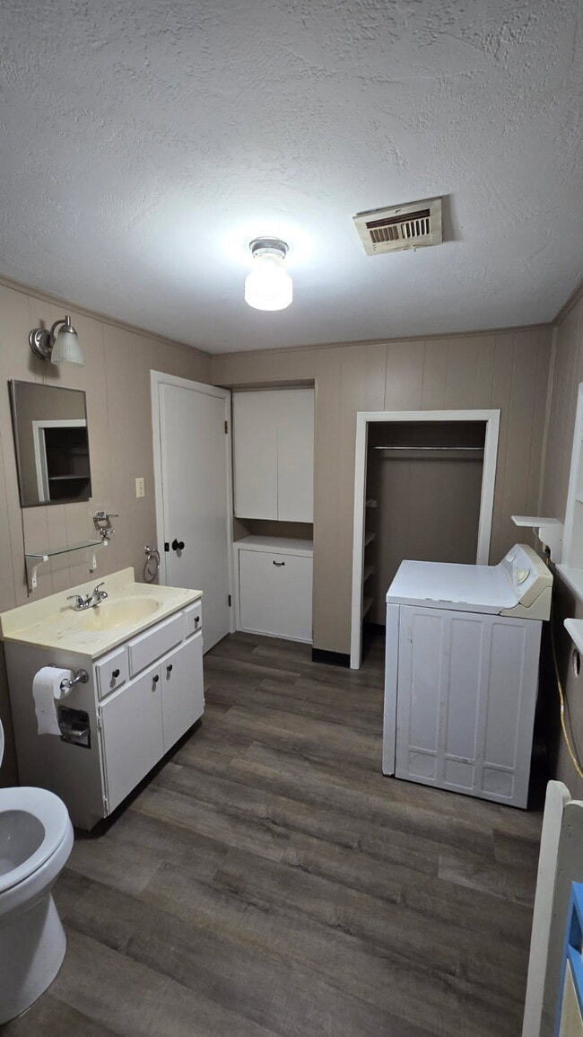 Photo - 206 N Main St