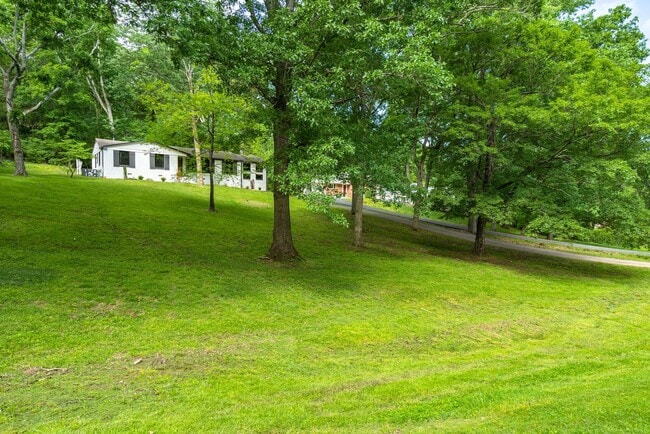 Building Photo - Amazing 3BE/2BA home in the West Meade & Hillwood Estates area!