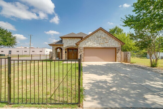 Building Photo - Great Custom 3 Bedroom, 2 Bath Home in Wes...