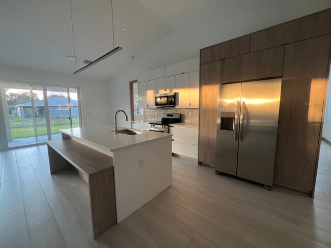 Photo - 4327 Kinlock St