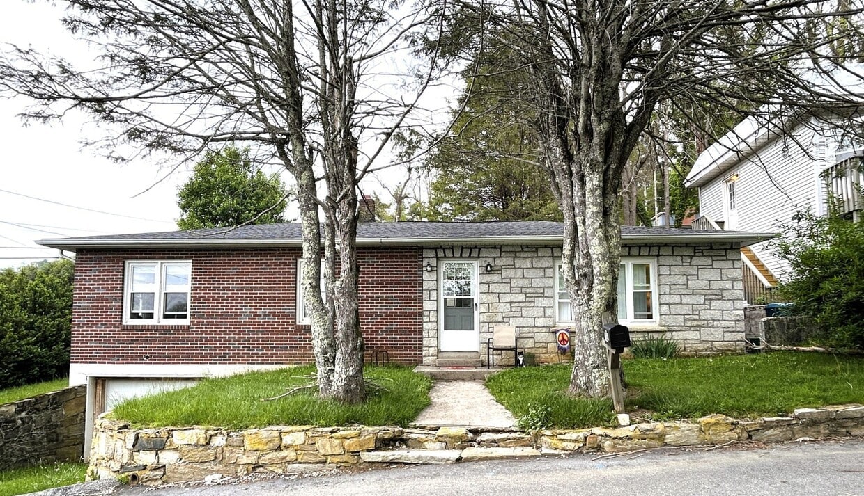 Charming Ranch Right Off W King Street! - Charming Ranch Right Off W King Street!