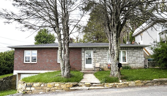 Charming Ranch Right Off W King Street! - Charming Ranch Right Off W King Street! House