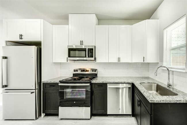 Photo - 8157 Tate St