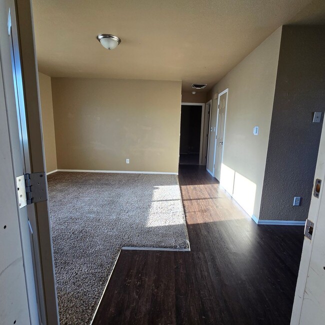 Building Photo - 2 BR / 1 BA Upper-Level Apartment in Clifton – $1,150 Unit C