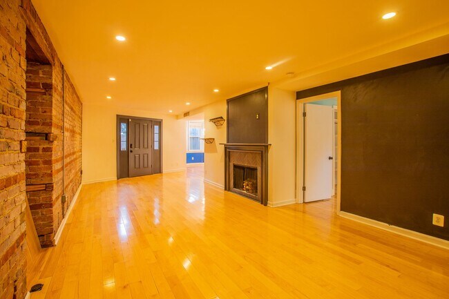 Photo - Lovely 2 BR/1.5 BA Apartment in Downtown!