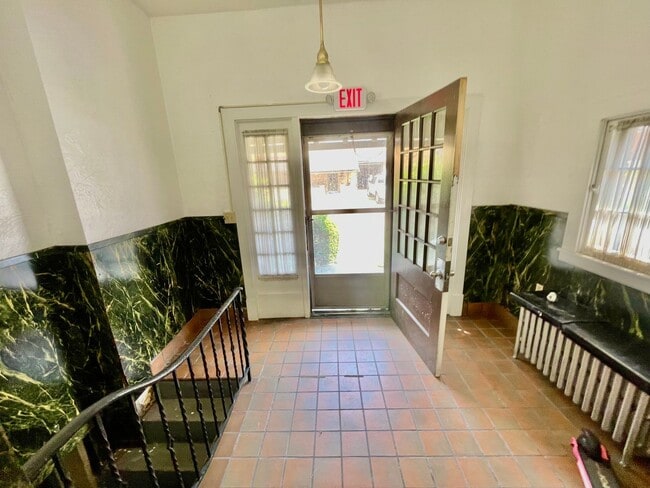 1939 Crafton Blvd Unit 6 Emerson 3rd floor