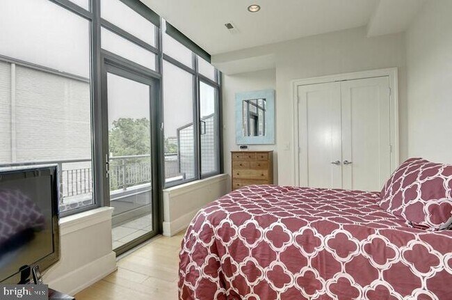 Photo - 2516 Q St NW Unidad Q305