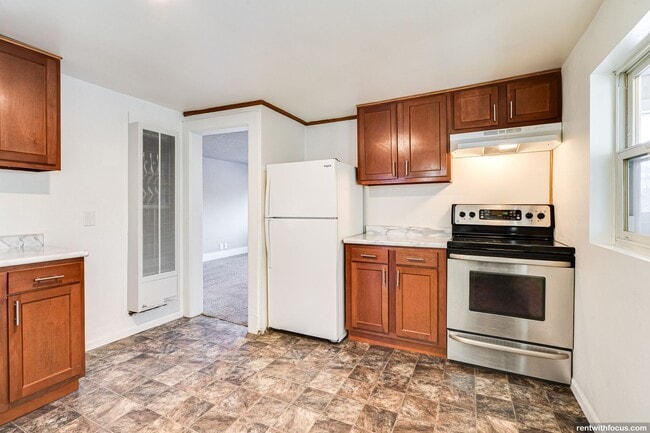 Building Photo - 1350 Manitowoc Rd Unit 1350 1/2 Manitowoc Rd.