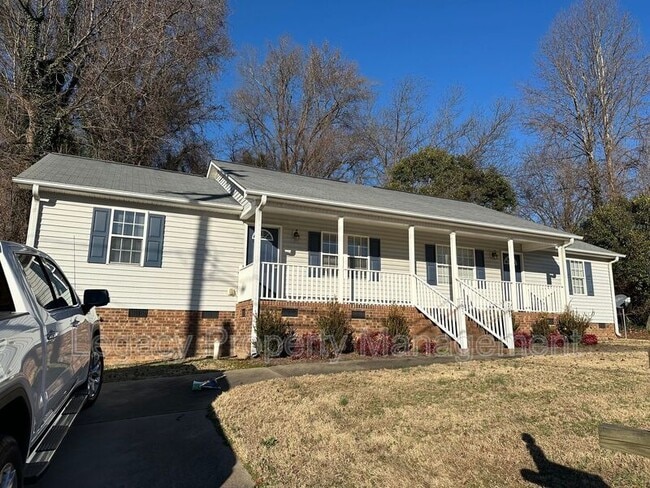 Building Photo - 705 Providence Rd