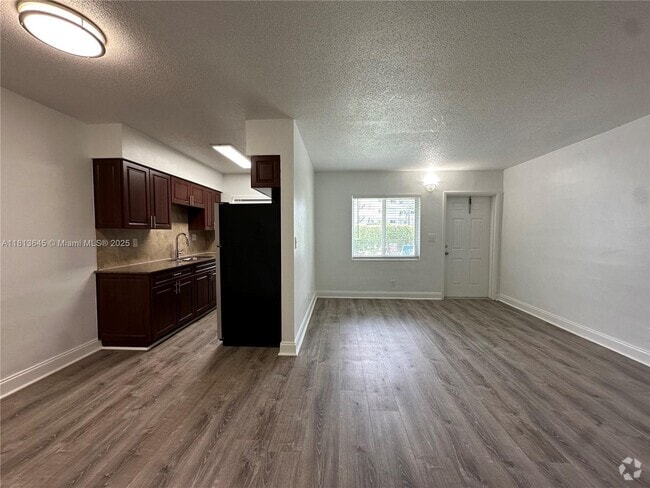 Building Photo - 110 NE 19th Ave Unit 2 Rental