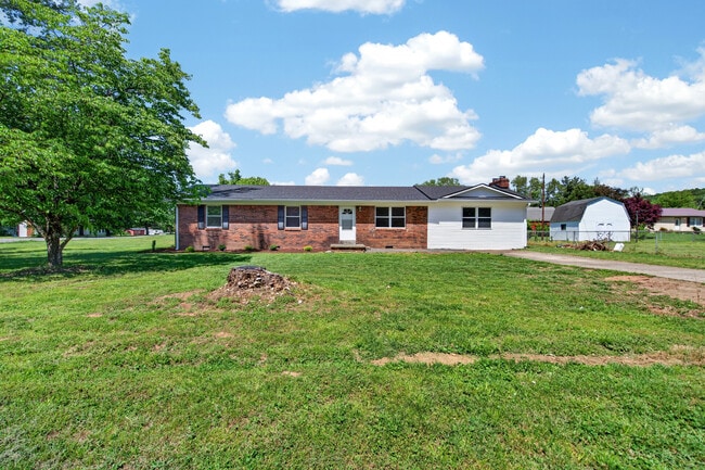 Building Photo - 960 Plum Springs Rd