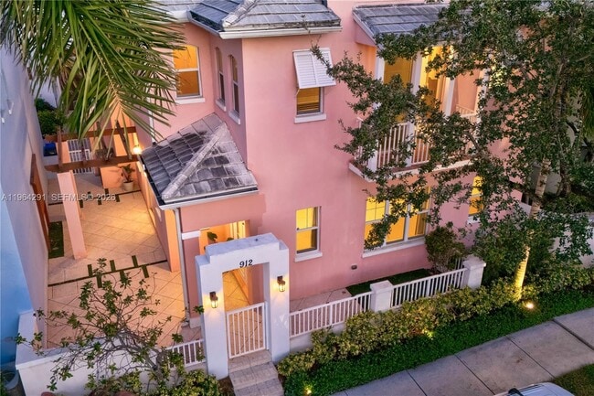 Building Photo - 912 NE 17th Way