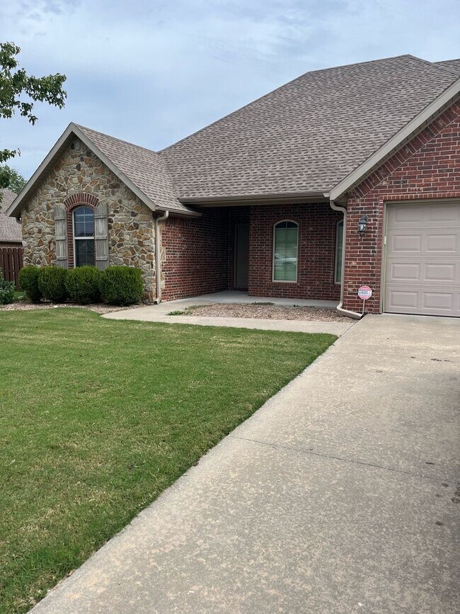 BEAUTIFUL HOME IN GREAT LOCATION! - BEAUTIFUL HOME IN GREAT LOCATION!