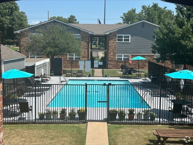 Pool - Winds of Oak Forest Rental