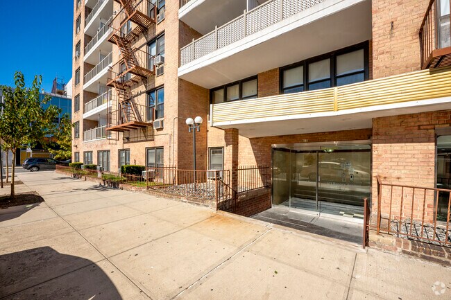 Building Entrance - 611 Banner Ave