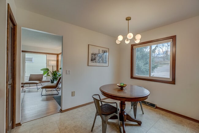 Photo - 2006 Pine St W