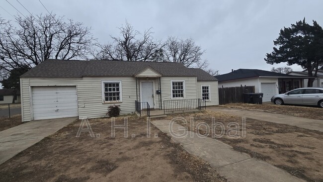 Building Photo - 4250 SW 14th Ave