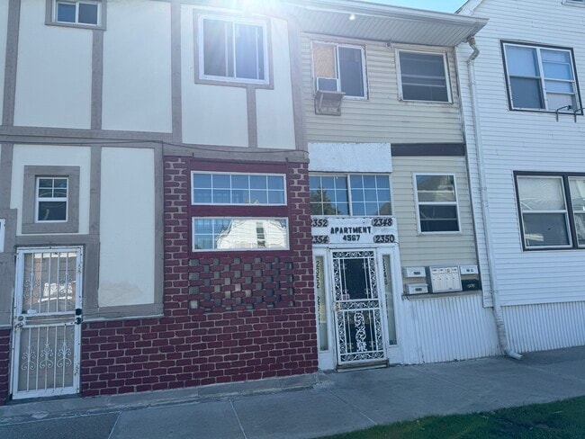 Photo - 2352 Poland St