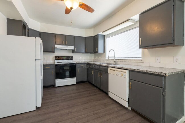 Photo - 1700 N Harvard Ave Unit 1