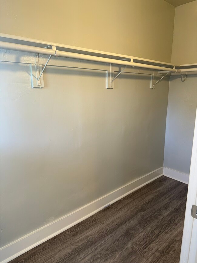 Spacious Walk in closet - 2221 S Budlong Ave Unidad 2221 1/2