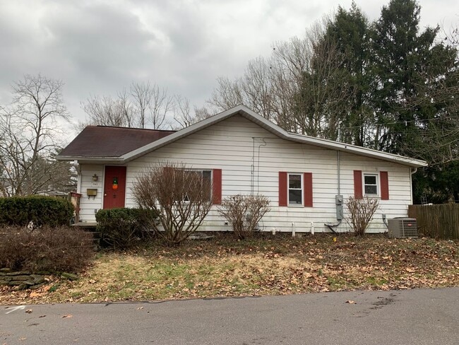 Photo - 3 bd/1.5 bath Charming Home just 4 blocks from IU Jacob's School of Music - Available August 2026!