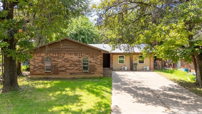 Building Photo - Sweet little 5 bed home!