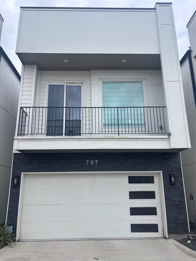 Building Photo - 707 Apogee Trl