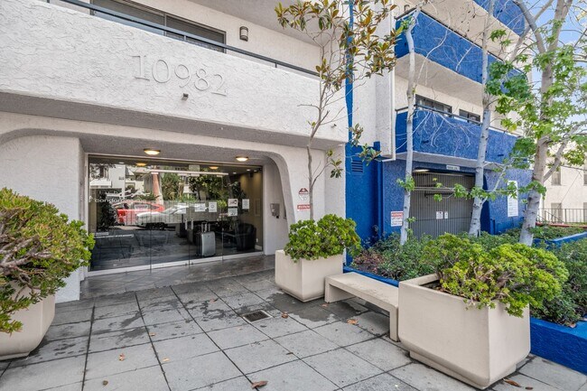 Photo - 10982 Roebling Ave Unidad 520