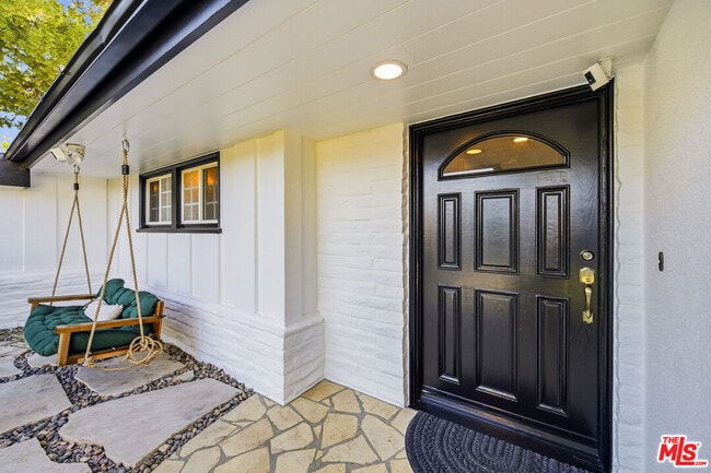 Photo - 22428 Victory Blvd