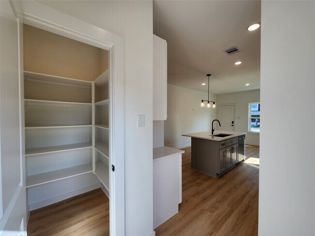 Photo - 7817 Beckley St