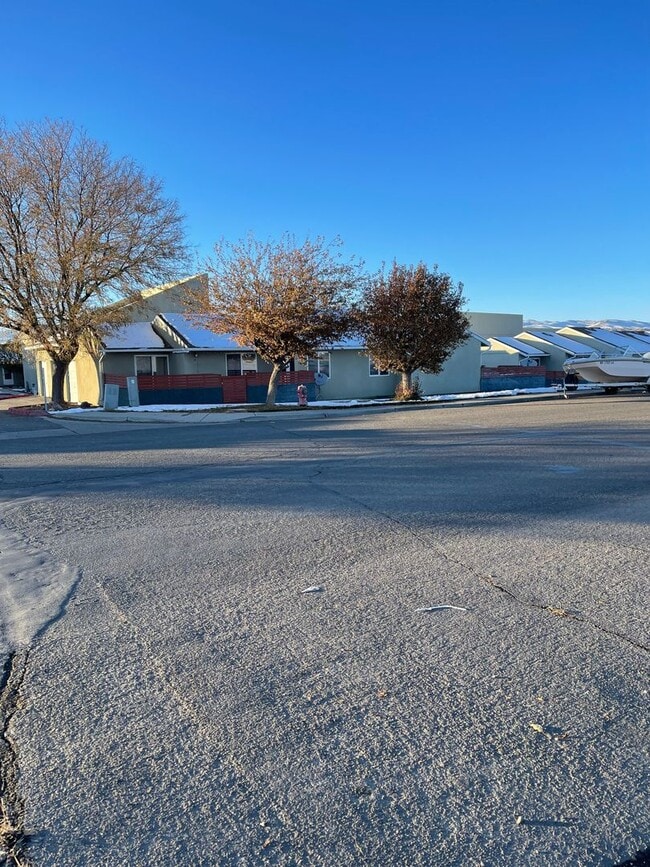 Building Photo - Townhome