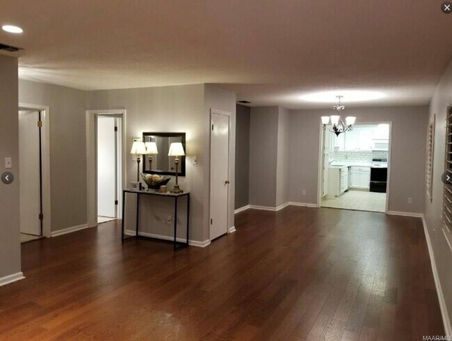 Photo - 2461 Price St