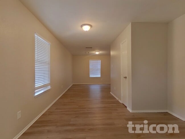 Photo - 1625 Emily Ln