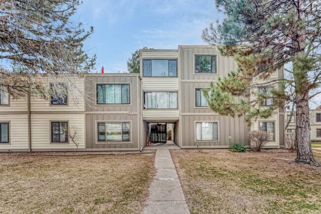 Building Photo - Charming 3-Bed Penthouse Condo in Denver w... Unit 2209