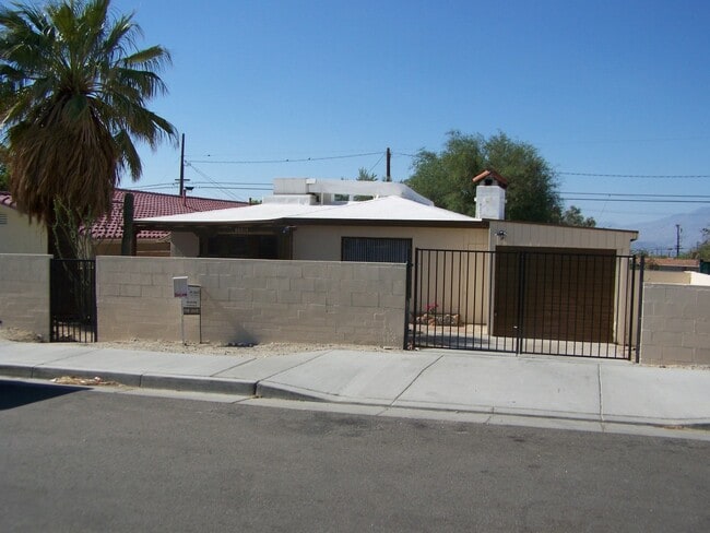 Building Photo - 2 Bed +1 Bath SINGLE FAMILY HOME + HUGE ba...
