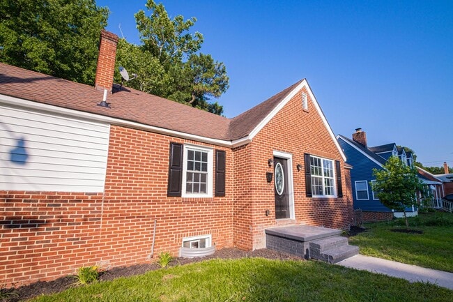 Photo - 3 Bedrooms, 2 Bathrooms on Colonial Avenue in Colonial Heights! Must SEE!!!