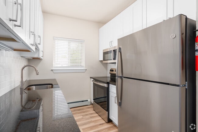2BR, 1BA - 750SF - Kitchen