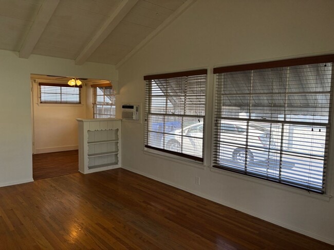 Building Photo - Kester Ave, 5069-5071 Unit 5071