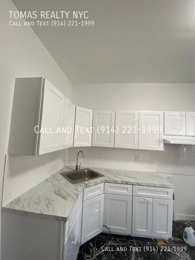 Building Photo - 53 Maple St