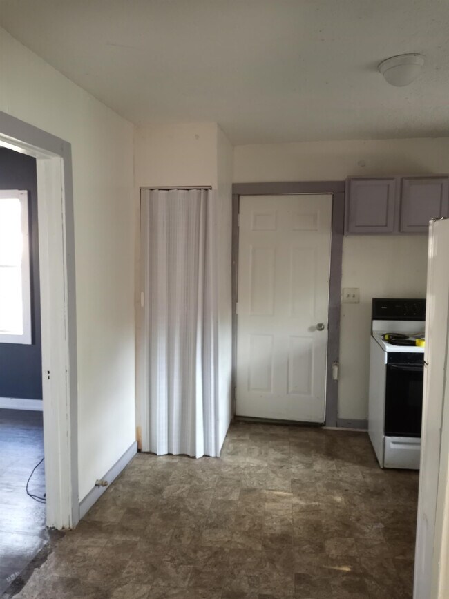 Photo - 210 Eisenhower St