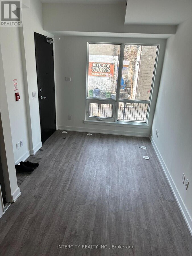 Photo - 871 Sheppard Ave W