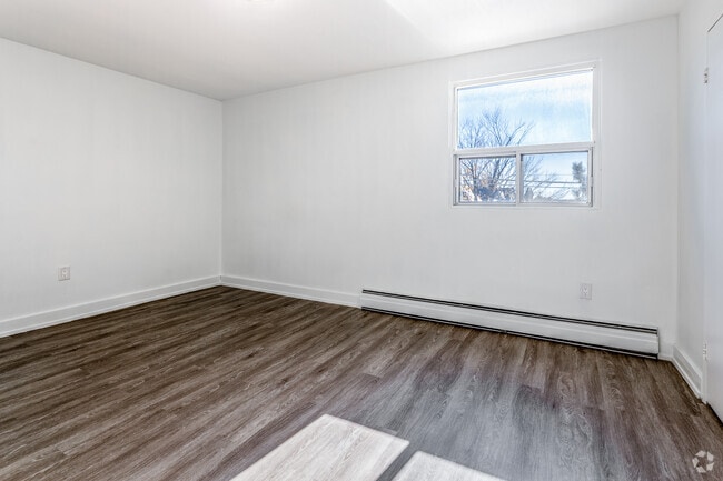 2BR, 1BA - 952SF - Primary Bedroom