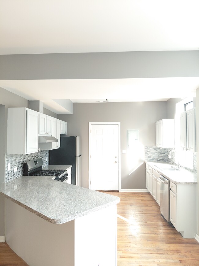 Photo - 4551 S Michigan Ave Unidad B